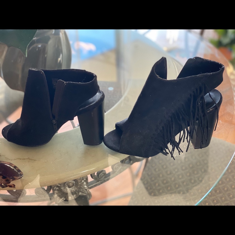 Black fringe peep toe